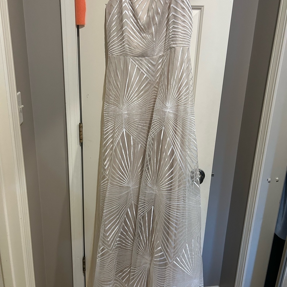 Elegant White Geometric Patterned Dress